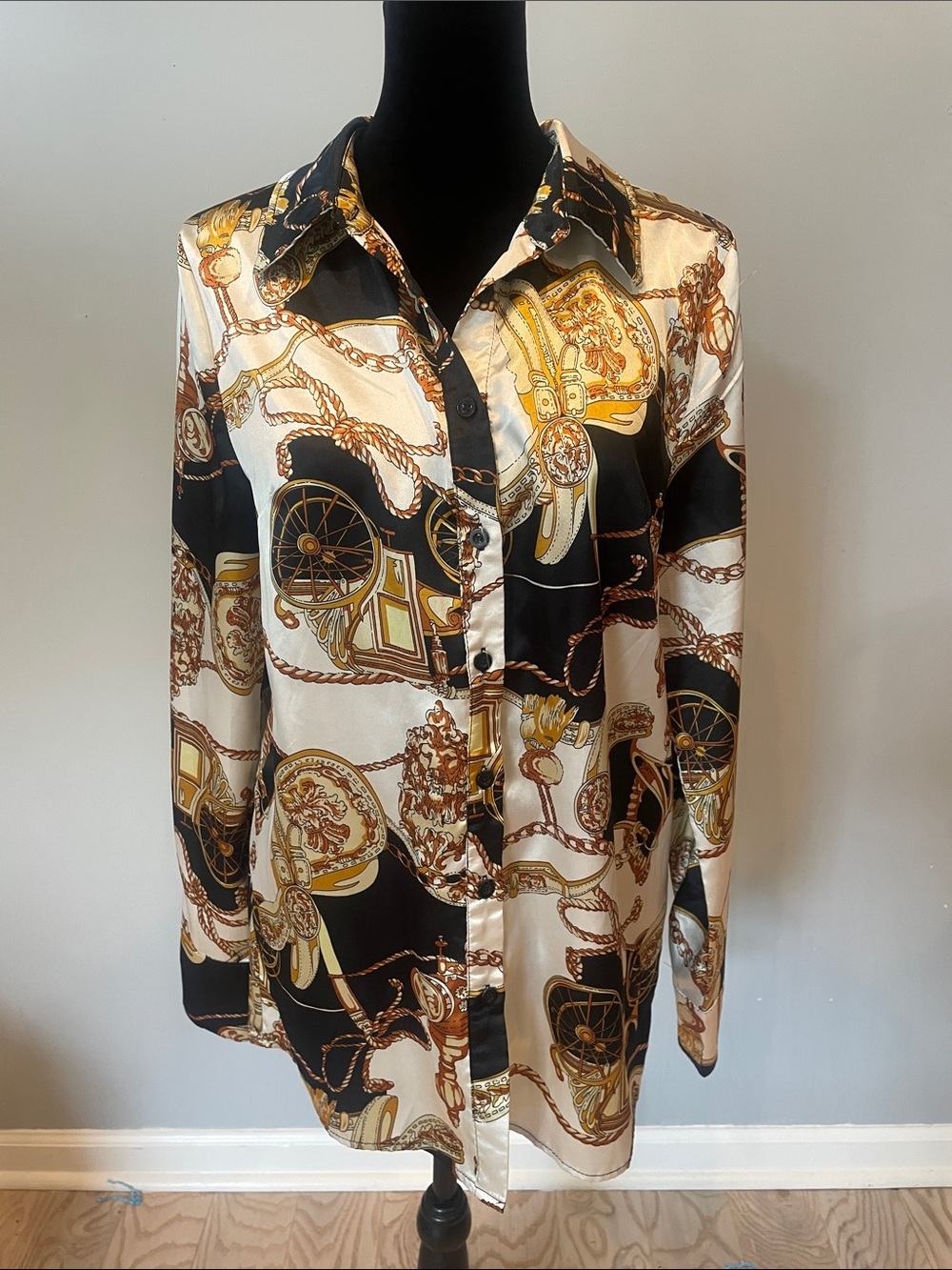 Chain & Carriage Print Button-Down Blouse in Black, Cream, Gold size 8